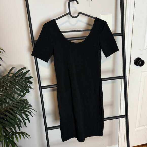 Simple Black Dress - Picture 2 of 4